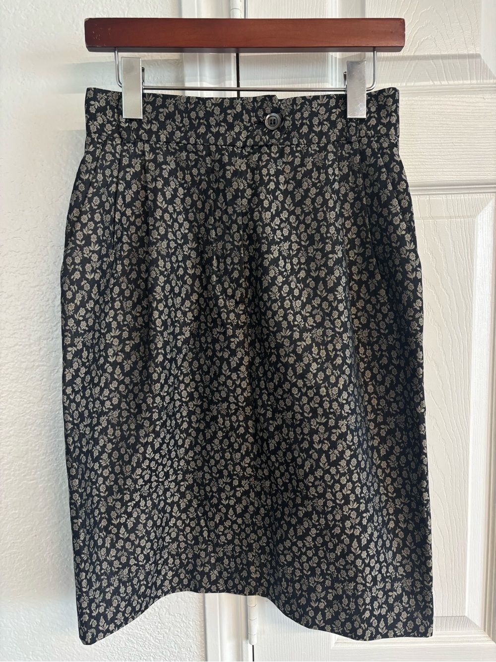 Moschino Milano Floral Print Black Gray Button‎ Knee Length Skirt Size 8